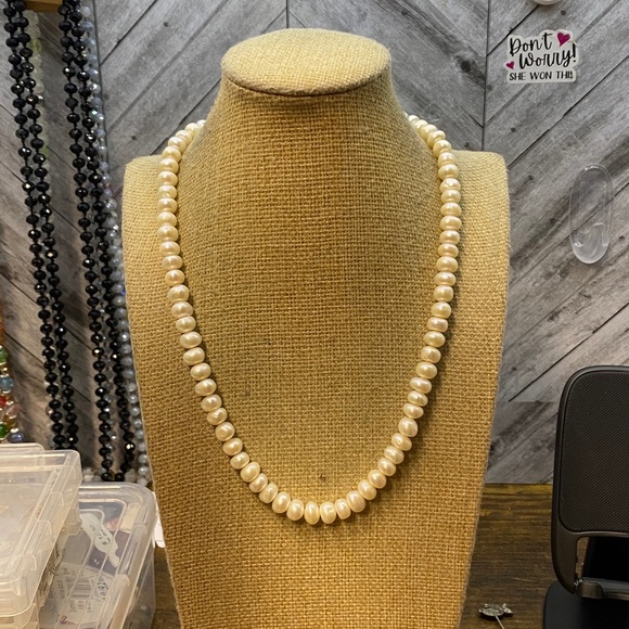 Classic Pearl 18 in Necklace Aprilsplace Chicken - Picture 5 of 5